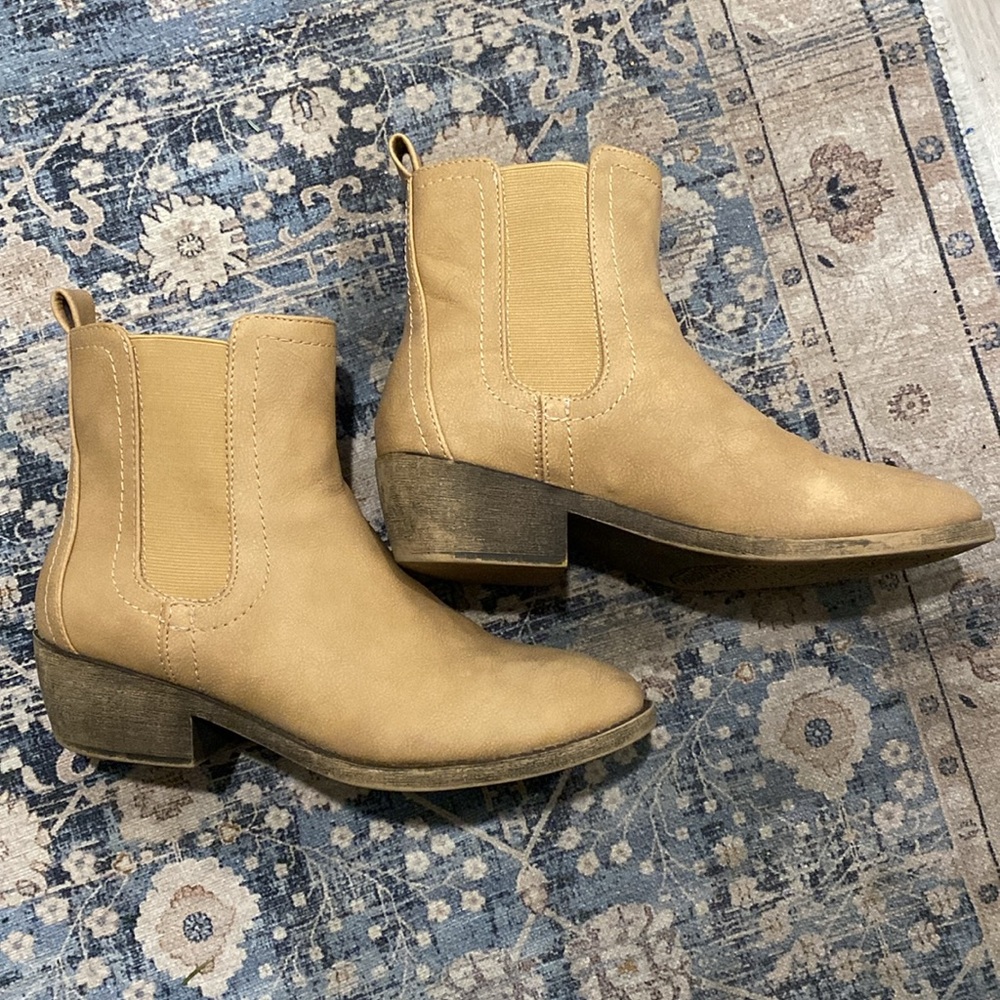 Maurices Chelsea Booties Ankle Boots Suede Size 8 Tan Beige Heel 138395